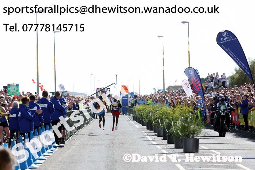 Stanley Biwott and Mo Farah sprint for the finishing line in the mens Morrisons Great North Run. Photo: David T. Hewitson/Sports for All Pics